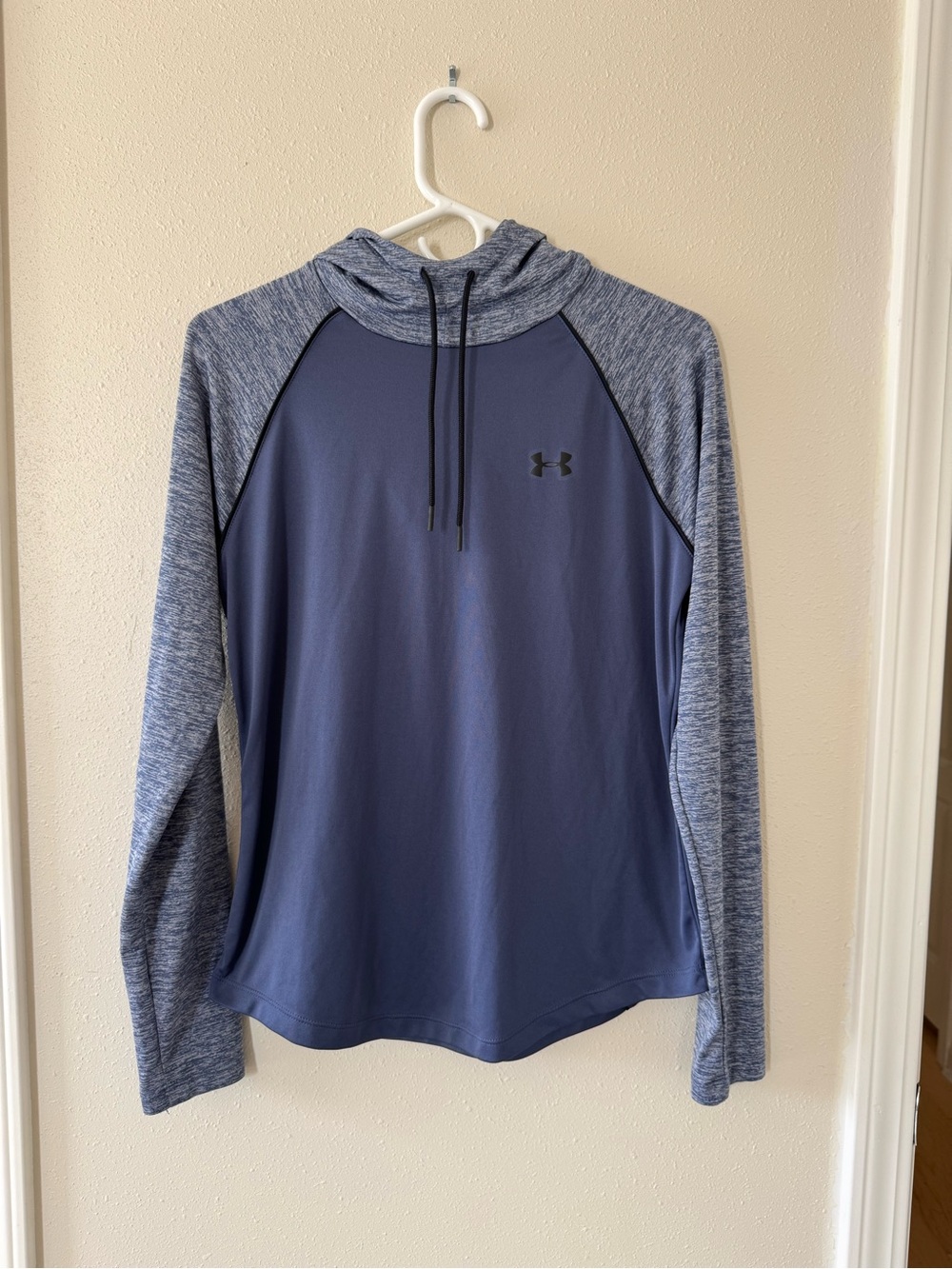 Under Armour Women’s Medium Hooded Heat Gear Shirt